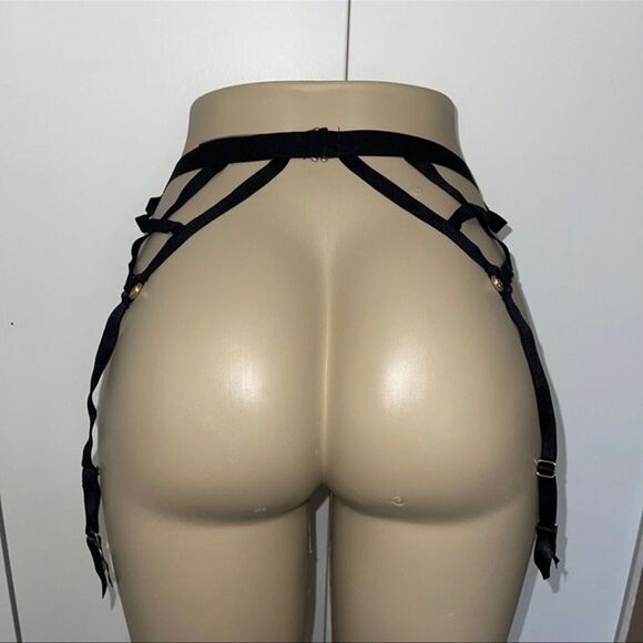 Victoria's Secret Very Sexy Black Strappy Garter Belt - Picture 3 of 8